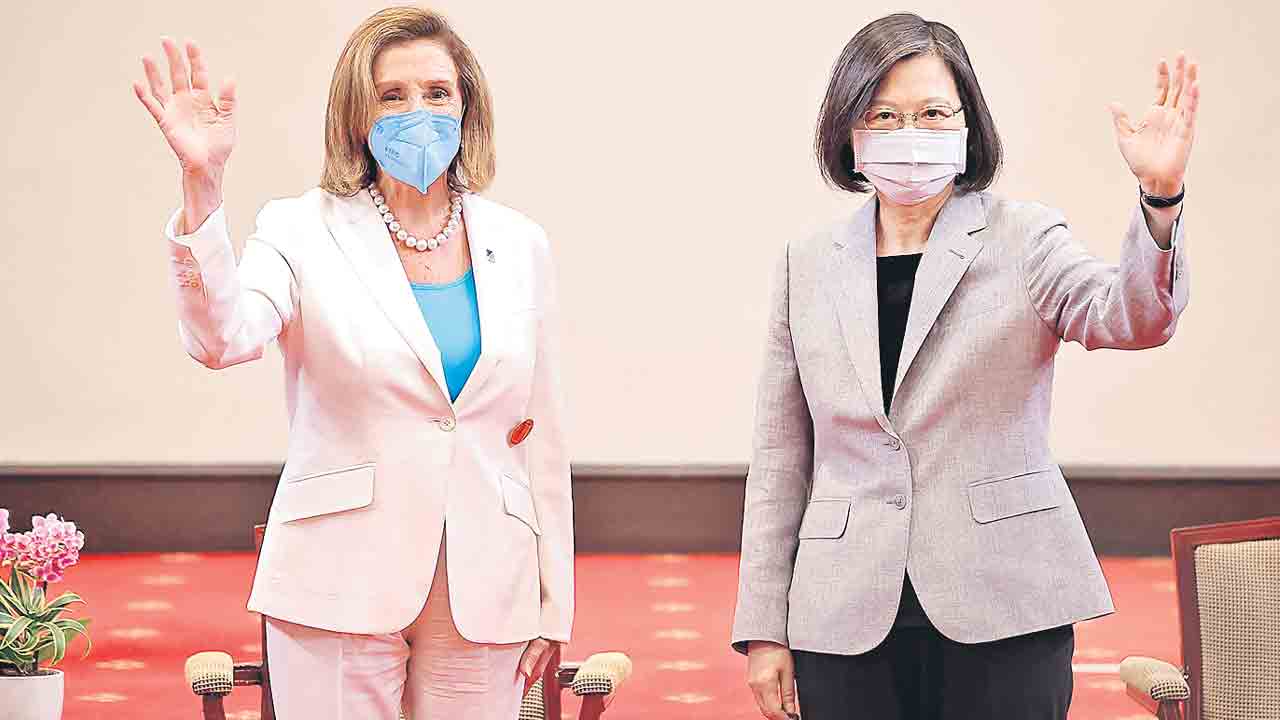 తైవాన్‌పై డ్రాగన్‌ పడగ.. తైవాన్‌ చుట్టూ యుద్ధ విన్యాసాలు