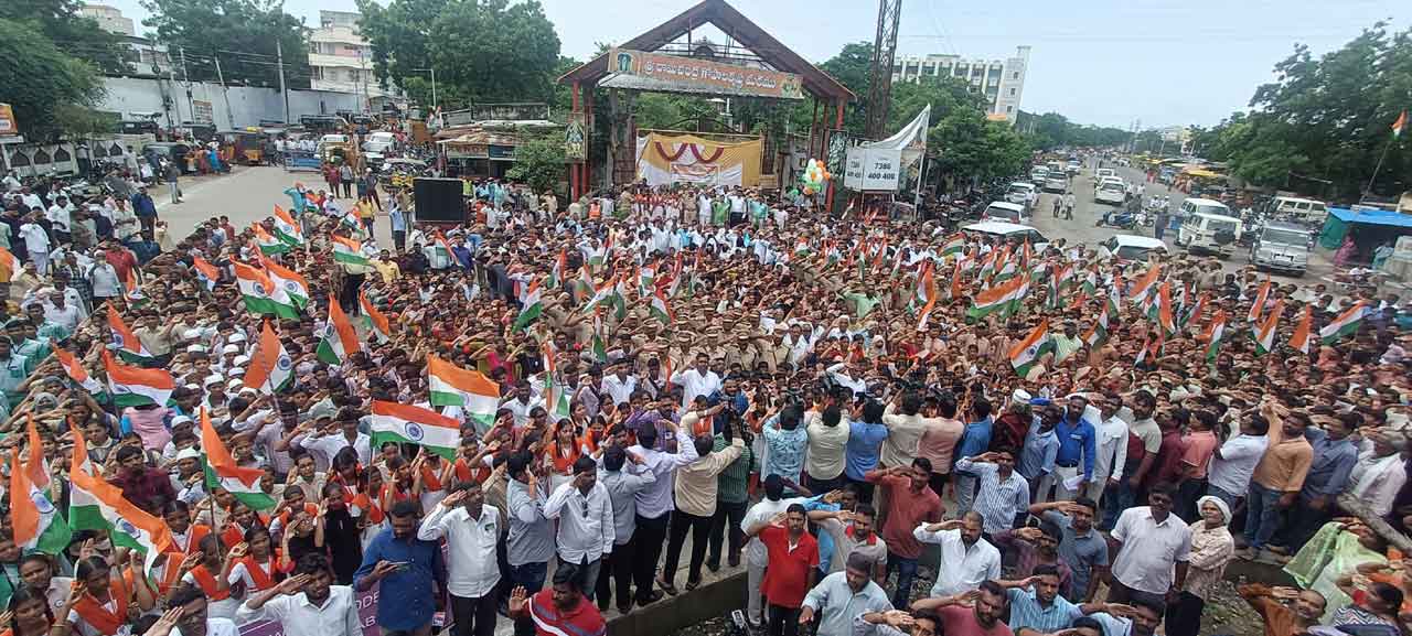 ఊరూవాడా మార్మోగిన జాతీయ గీతం