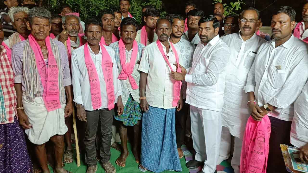 గులాబీ గూటికి వలసల వెల్లువ