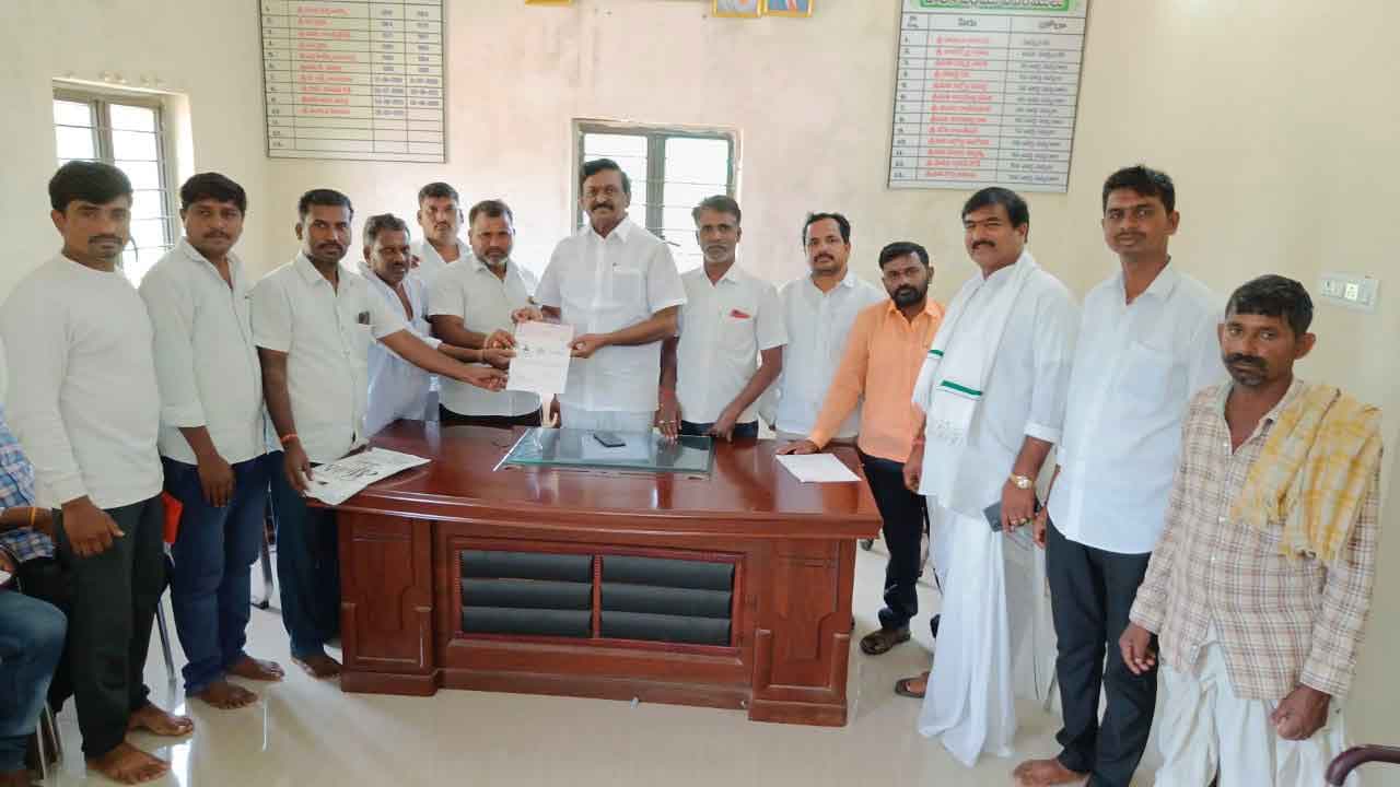 సీఎంఆర్‌ఎఫ్‌ చెక్కుల పంపిణీ