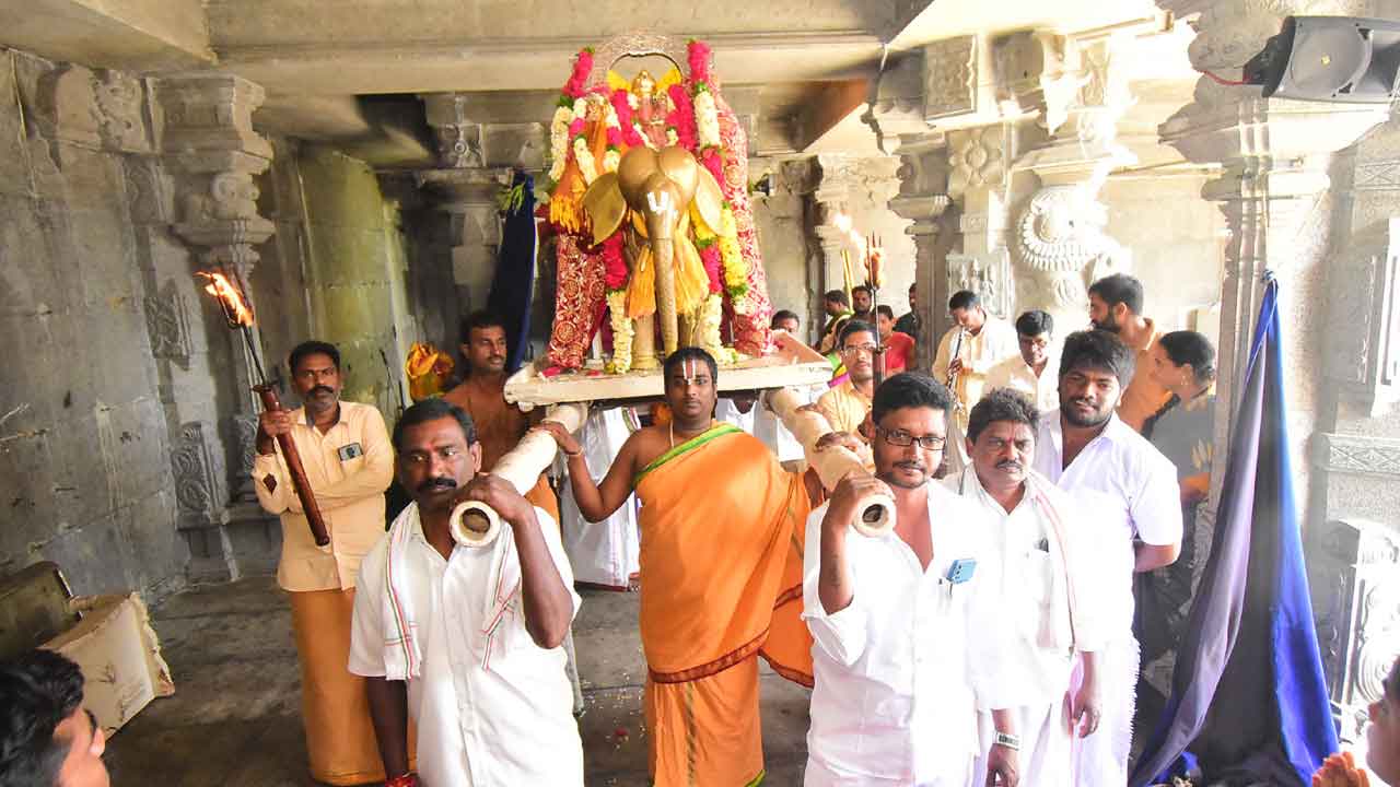 యాదాద్రిలో గజవాహన సేవ