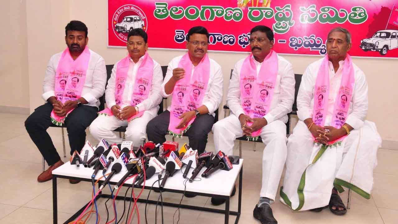 బీజేపీ విధానాలతో ప్రమాదంలో ప్రజాస్వామ్యం