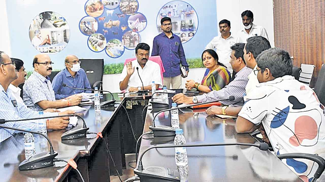 ‘మోండా’లో మడిగెల అద్దెలు తగ్గించాలి