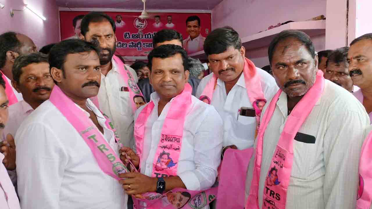 కమీషన్లకు కక్కుర్తి పడే రాజగోపాల్‌రెడ్డి రాజీనామా