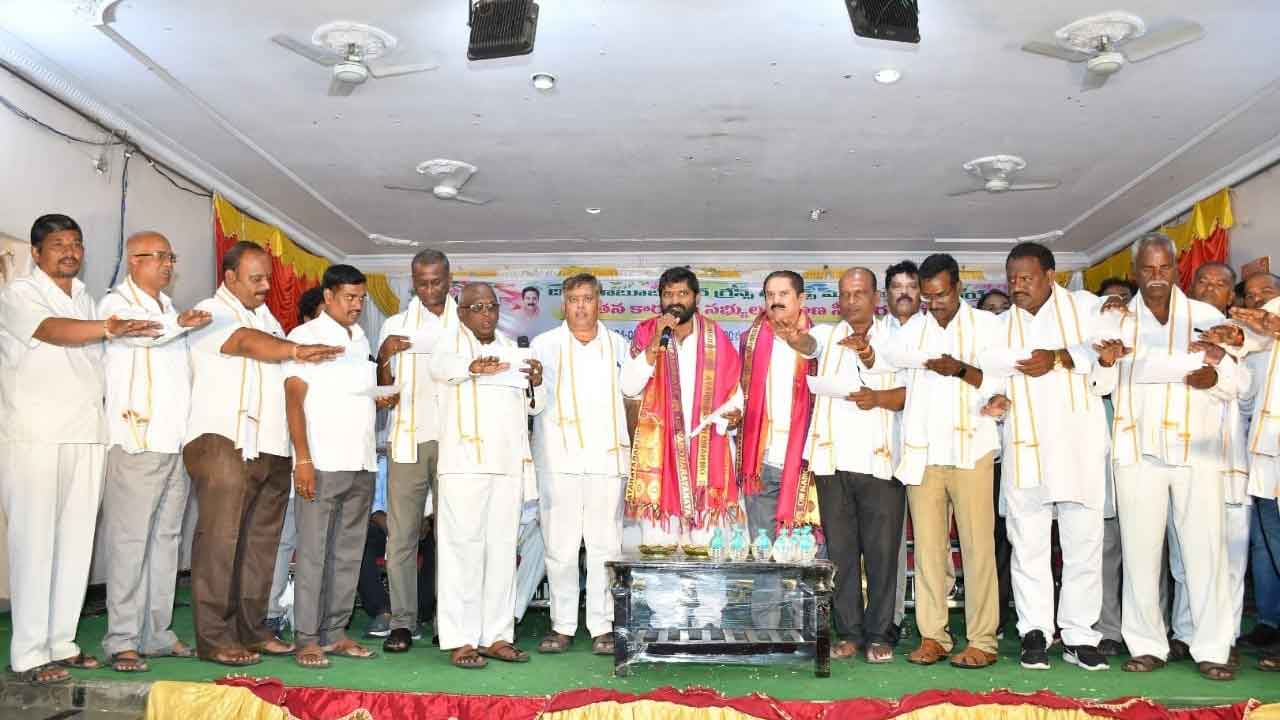 అభివృద్ధి మాది.. మత ఘర్షణలు వారివి..