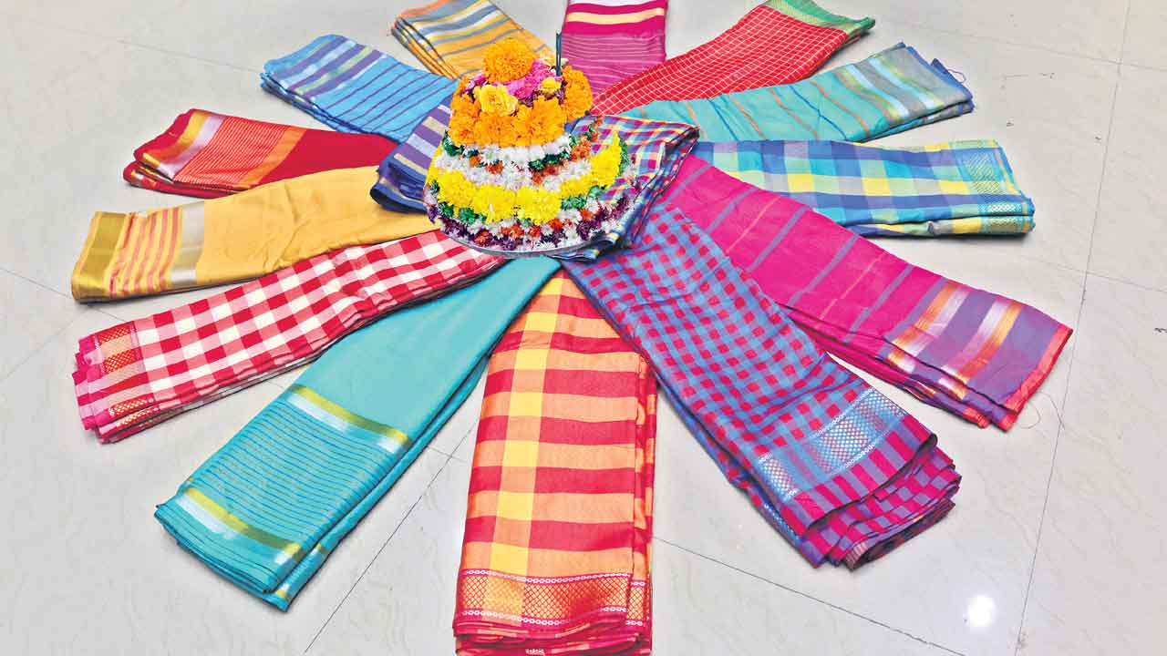 అనేక ప్రత్యేకతలతో బతుకమ్మ చీరలు