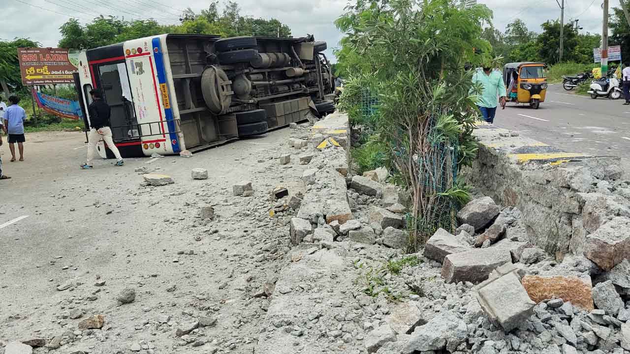 డివైడర్‌ను ఢీకొని.. ఆర్టీసీ బస్సు బోల్తా