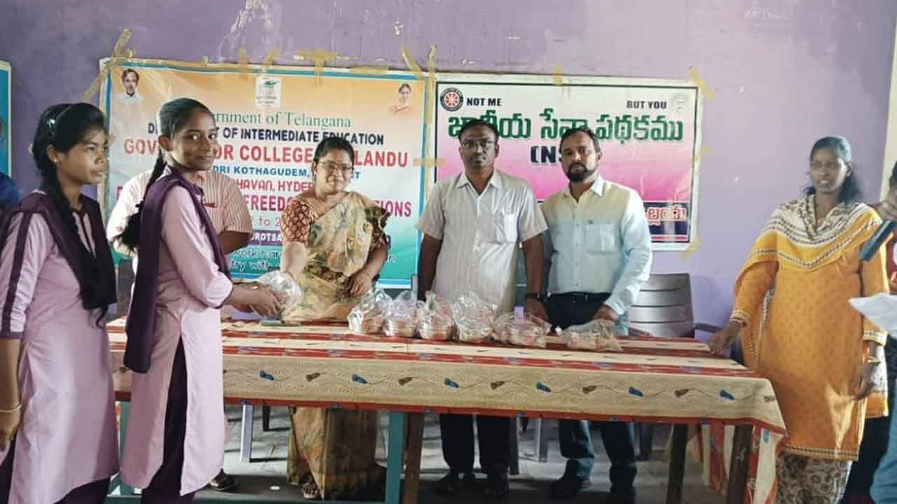 స్వాతంత్య్ర సమరయోధులను ఆదర్శంగా తీసుకోవాలి