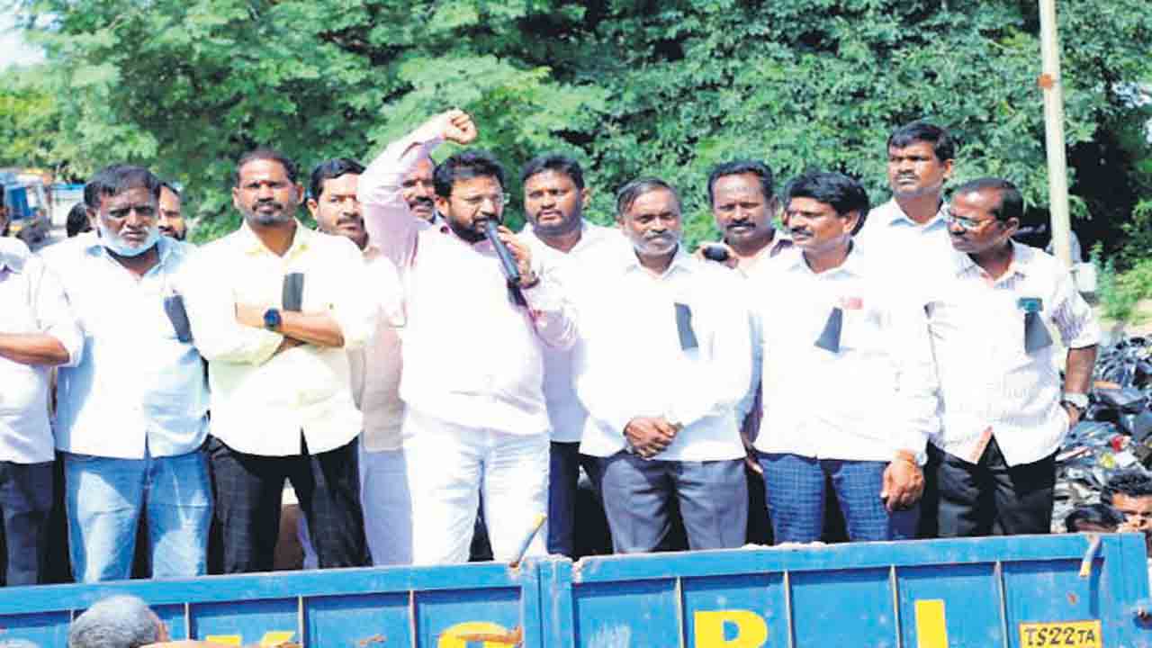 లాఠీచార్జి యాజమాన్యం కుట్రే