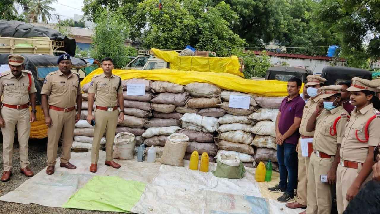 పీడీఎస్‌ బియ్యం, నల్లబెల్లం పట్టివేత