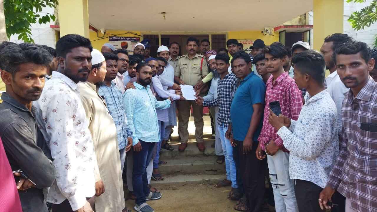 ఎమ్మెల్యే రాజాసింగ్‌పై పోలీస్‌స్టేషన్లలో ఫిర్యాదులు