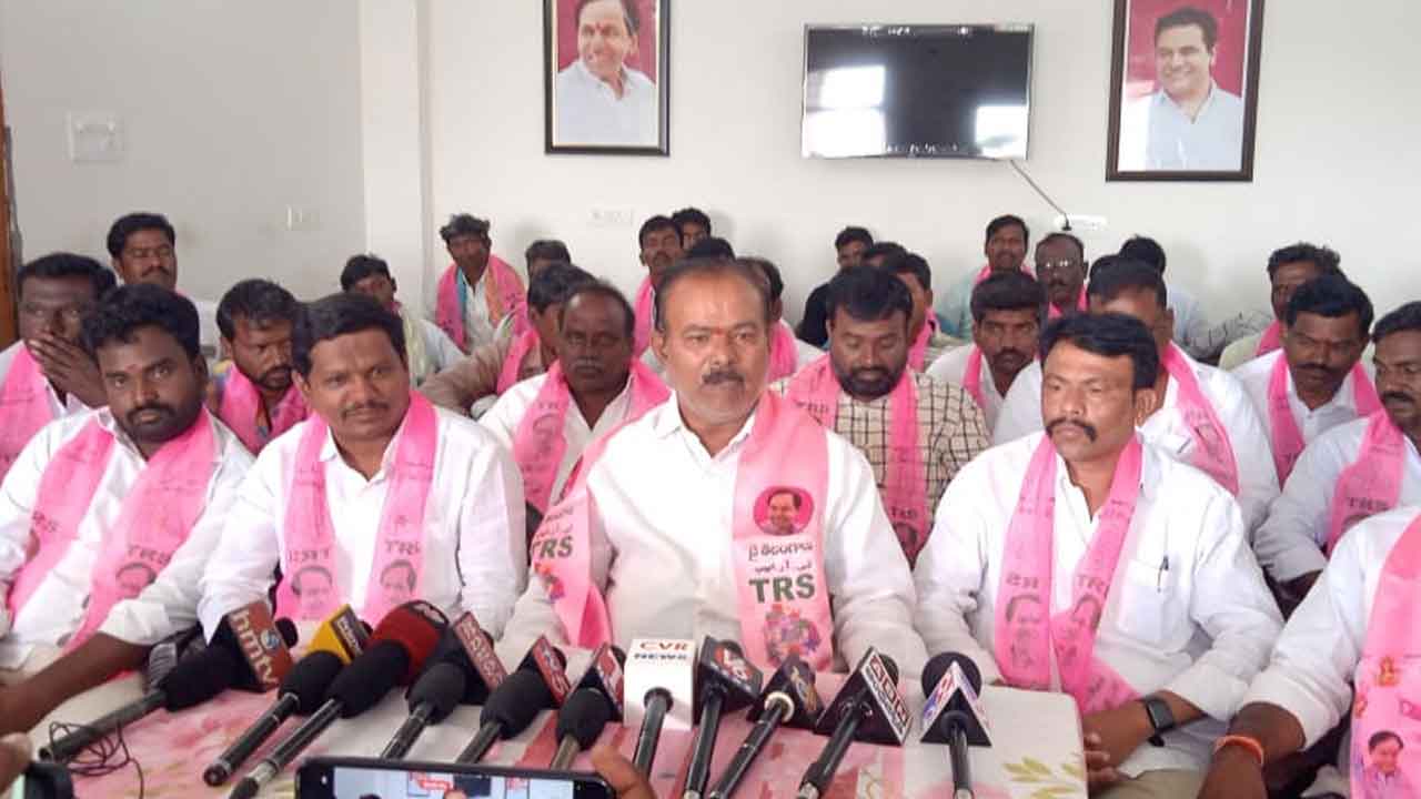 ఎమ్మెల్యేకు బేషరుతుగా క్షమాపణ చెప్పాలి