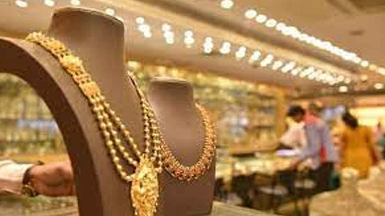 బంగారు దుకాణంలో కారం చల్లి .. భారీ చోరీ