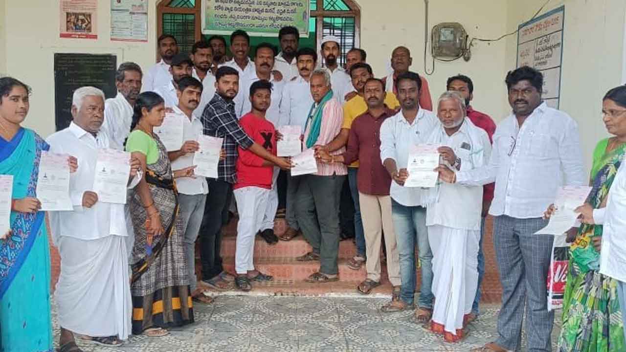 సీఎంఆర్‌ఎఫ్‌ చెక్కులు అందజేత