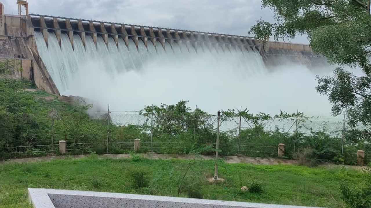 కృష్ణమ్మ పరవళ్లు