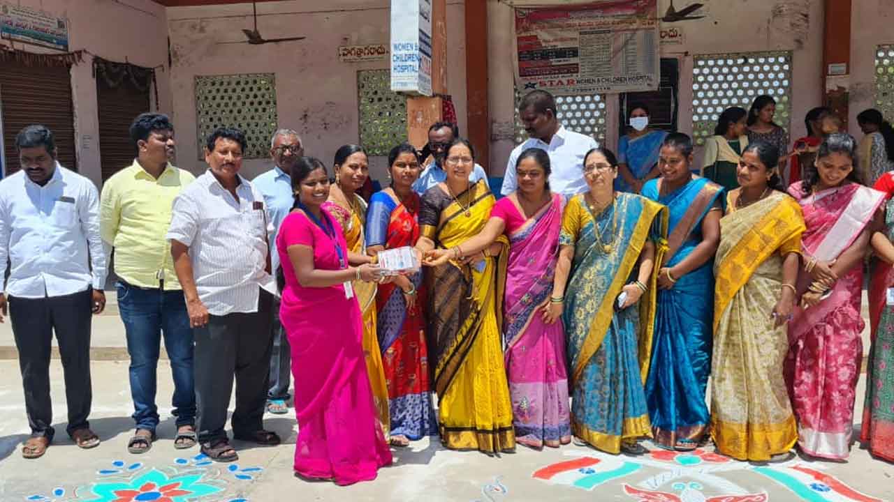 జాతీయ స్ఫూర్తిని చాటడం అభినందనీయం