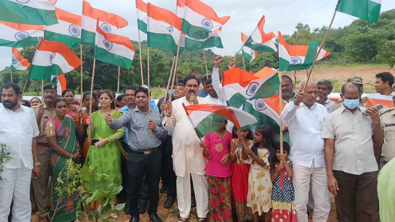 స్వాతంత్య్ర ఫలాలు అందరికీ అందాలి