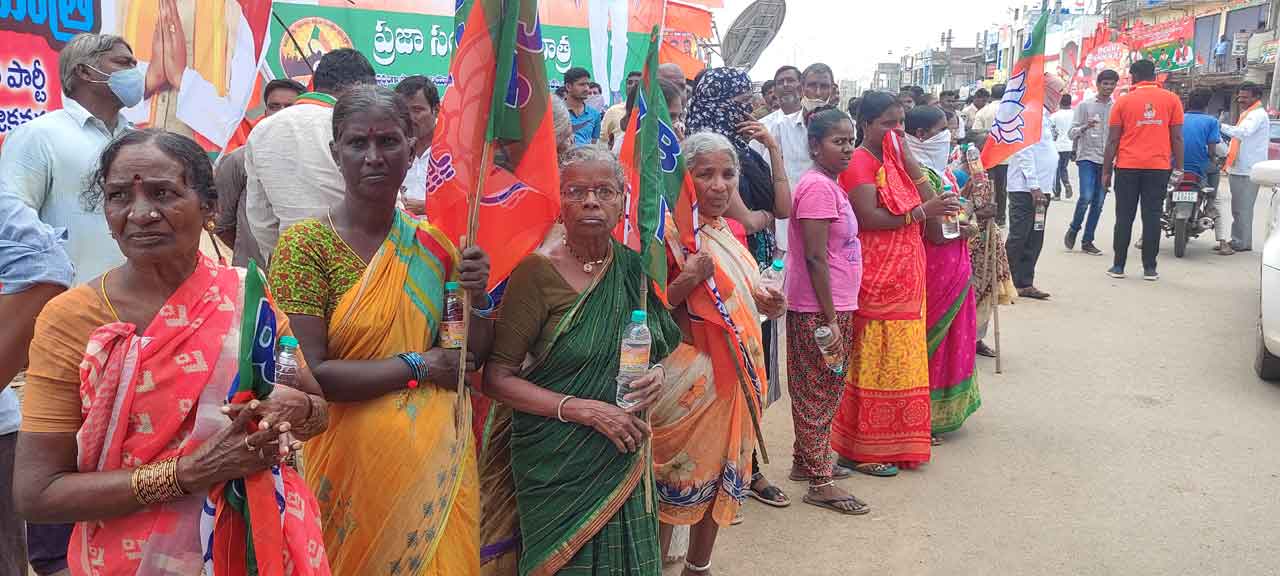 ఏమంటున్నడో ఏందో..!