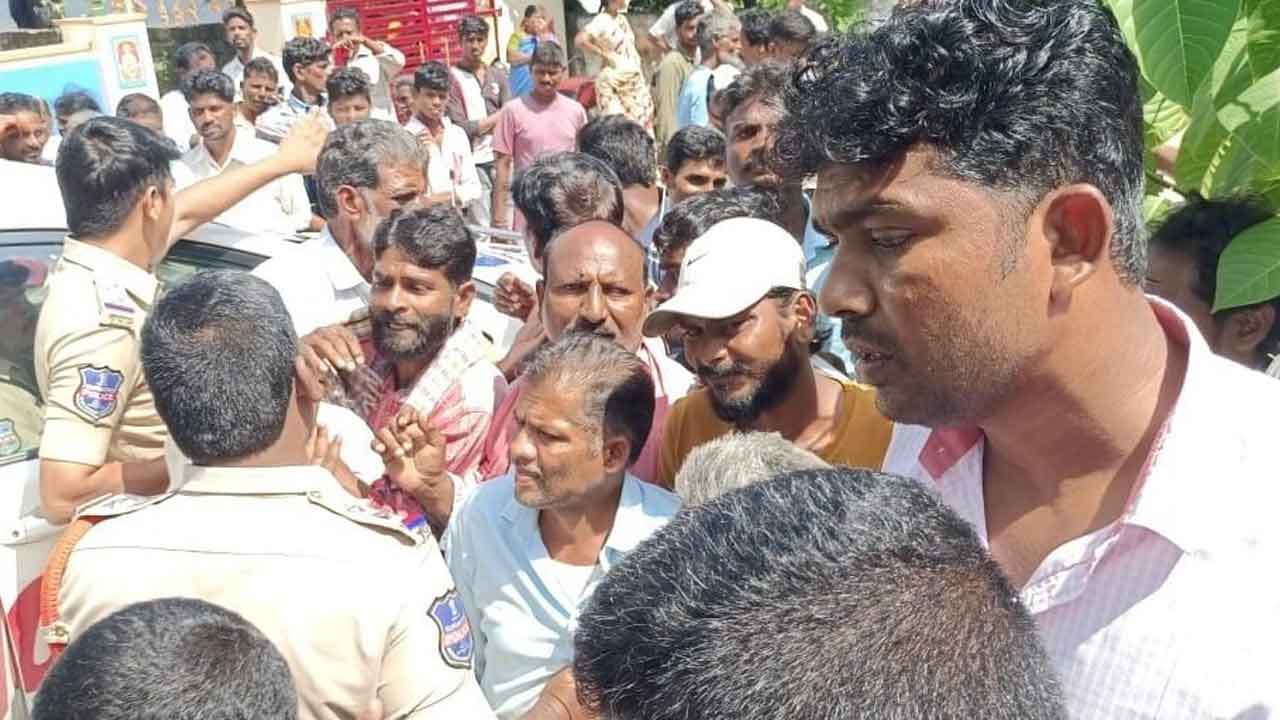 కీచక హెచ్ఎంకు గ్రామస్తుల దేహశుద్ధి