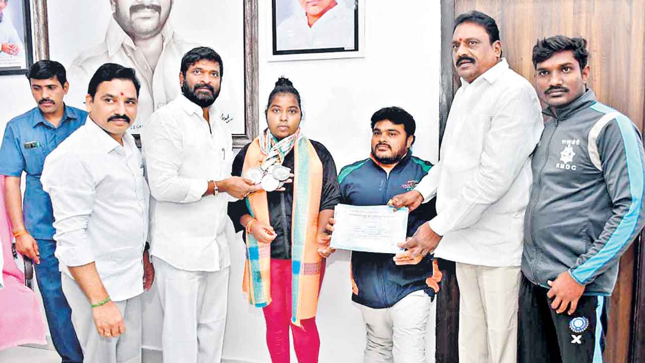 లోకేశ్వరి పతక జోరు