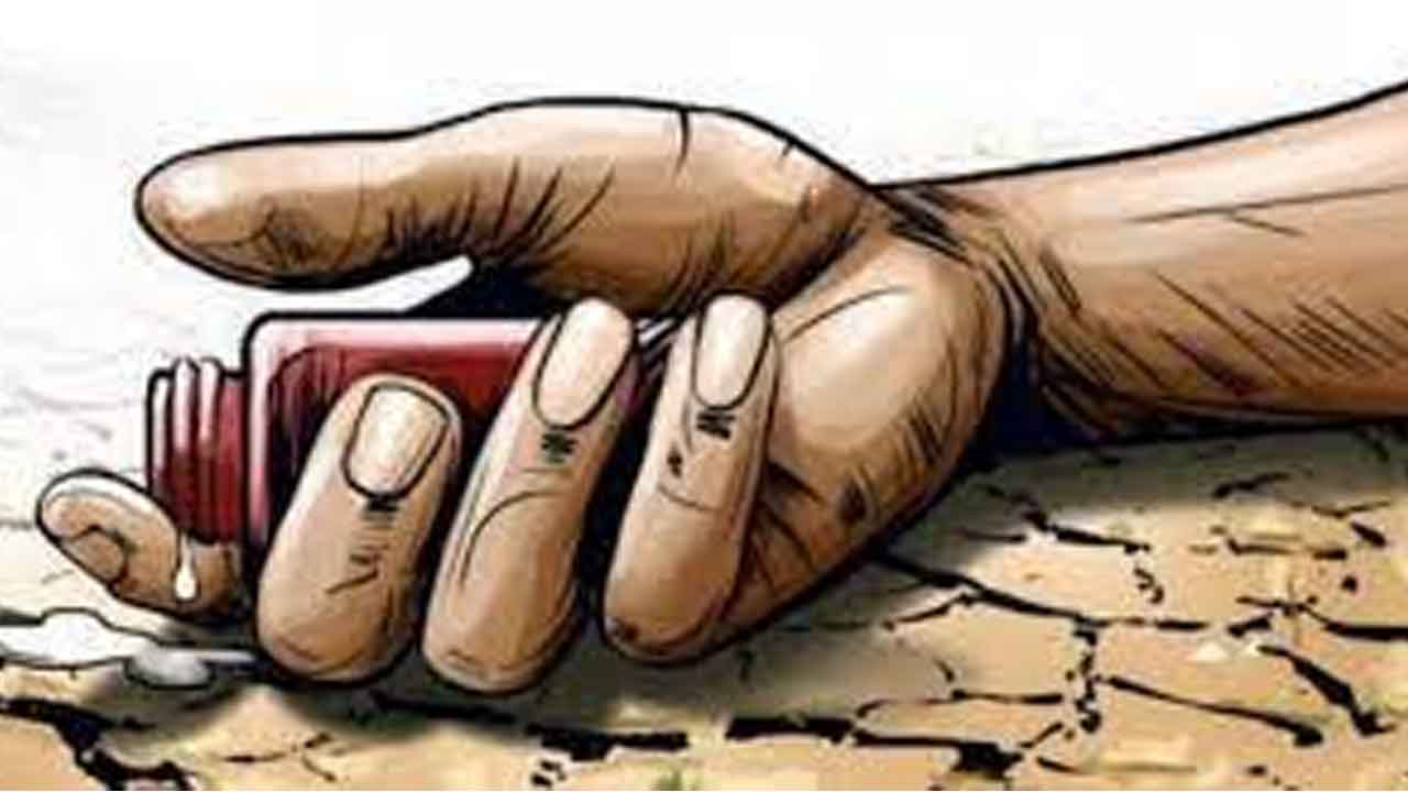 పరిహారం చెల్లించాలని పురుగుల మందు తాగిన రైతులు..