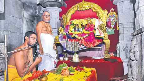 స్వయంభువులకు పంచామృతాలతో అభిషేకం