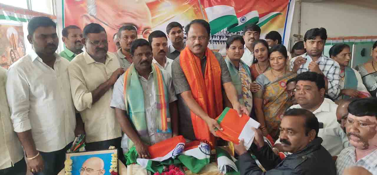 ప్రతి ఇంటిపై జెండా ఎగరాలి