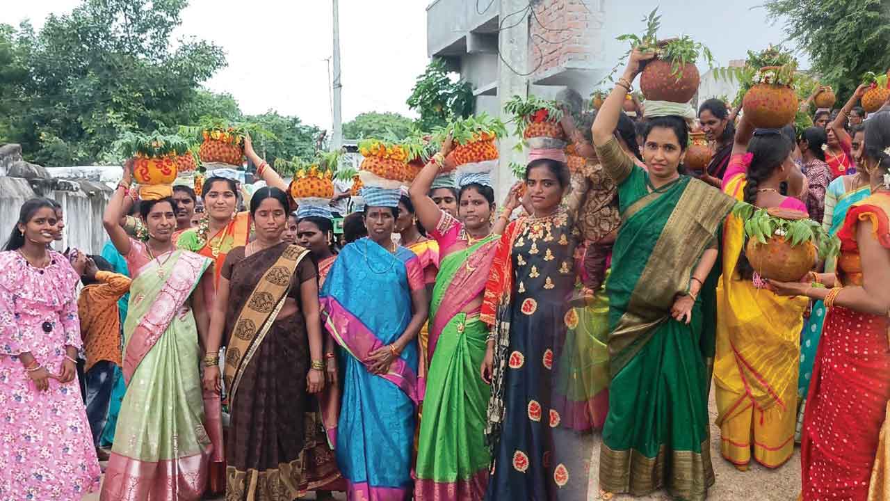 బోనమెత్తిన పల్లెలు