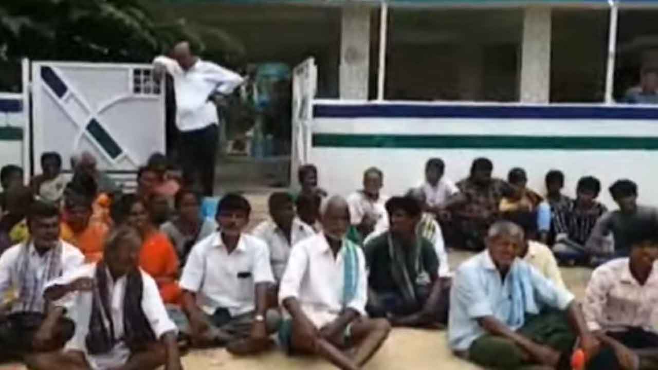 వైసీపీ ఎమ్మెల్సీ ఇంటిని ముట్టడించిన గ్రామస్థులు