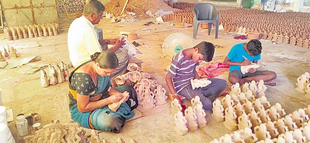 41 కేంద్రాల్లో… మట్టి గణపతులు