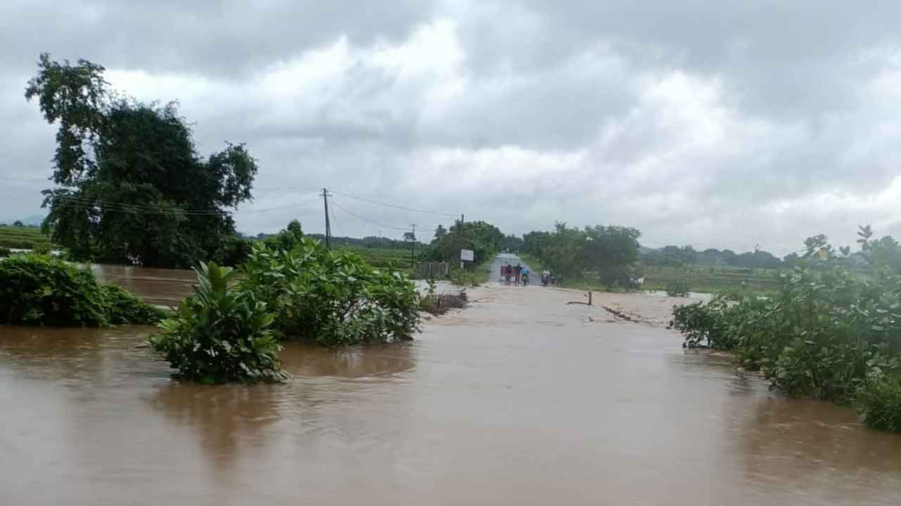 పొంగిన వాగులు.. నిలిచిన రాకపోకలు