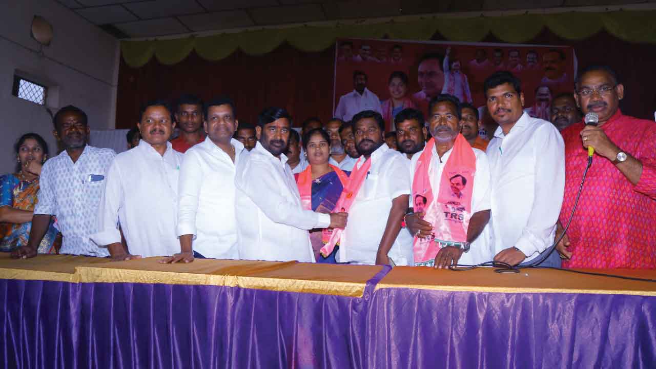 రాజగోపాల్‌రెడ్డిని తరిమికొట్టాలి