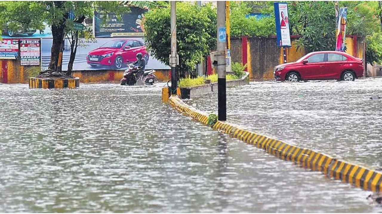 ఏపీలోని పలు జిల్లాలో భారీ వర్షాలు..లోతట్టు ప్రాంతాలు జలమయం