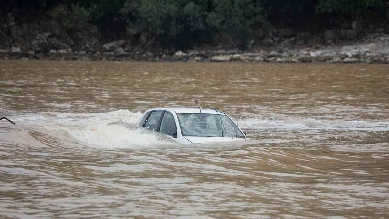 దైవదర్శనానికి వెళ్తుండగా వాగులో కొట్టుకుపోయిన కారు.. ఒకరి మృతి