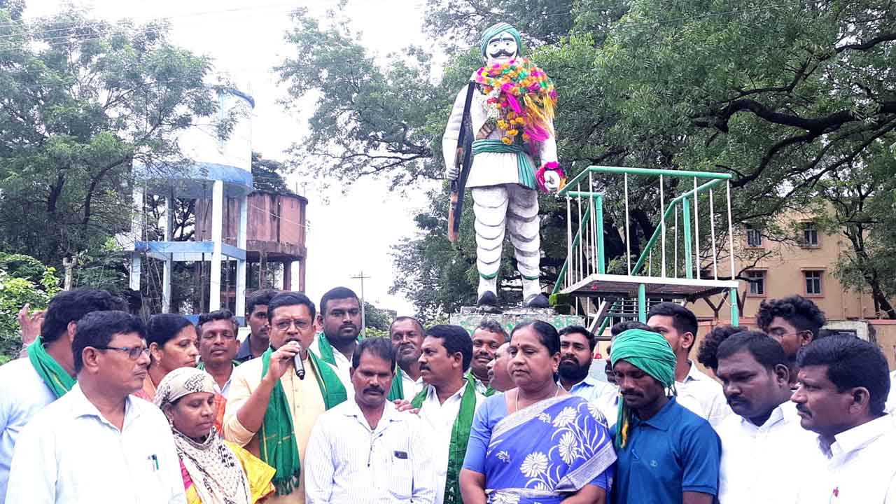 మహనీయుల స్ఫూర్తితో ముందుకు సాగాలి