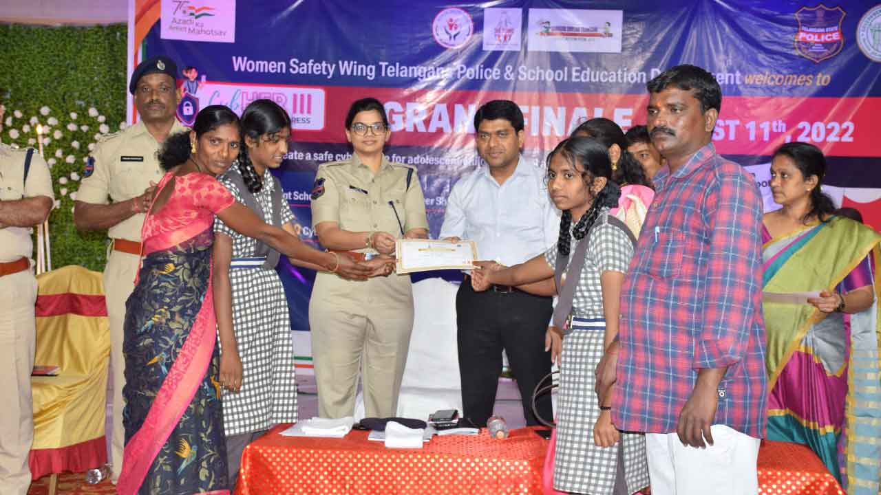 సైబర్‌ నేరాలపై అవగాహన పెంచుకోవాలి