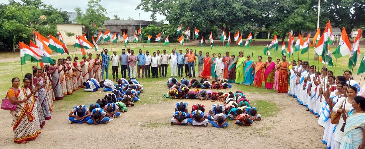జాతీయ స్ఫూర్తిని చాటాలి