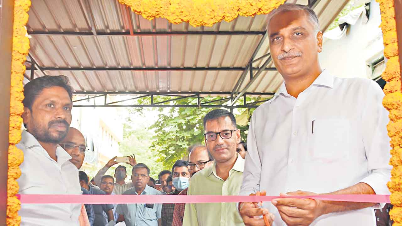 గర్భిణులకు బతుకమ్మ కానుక..