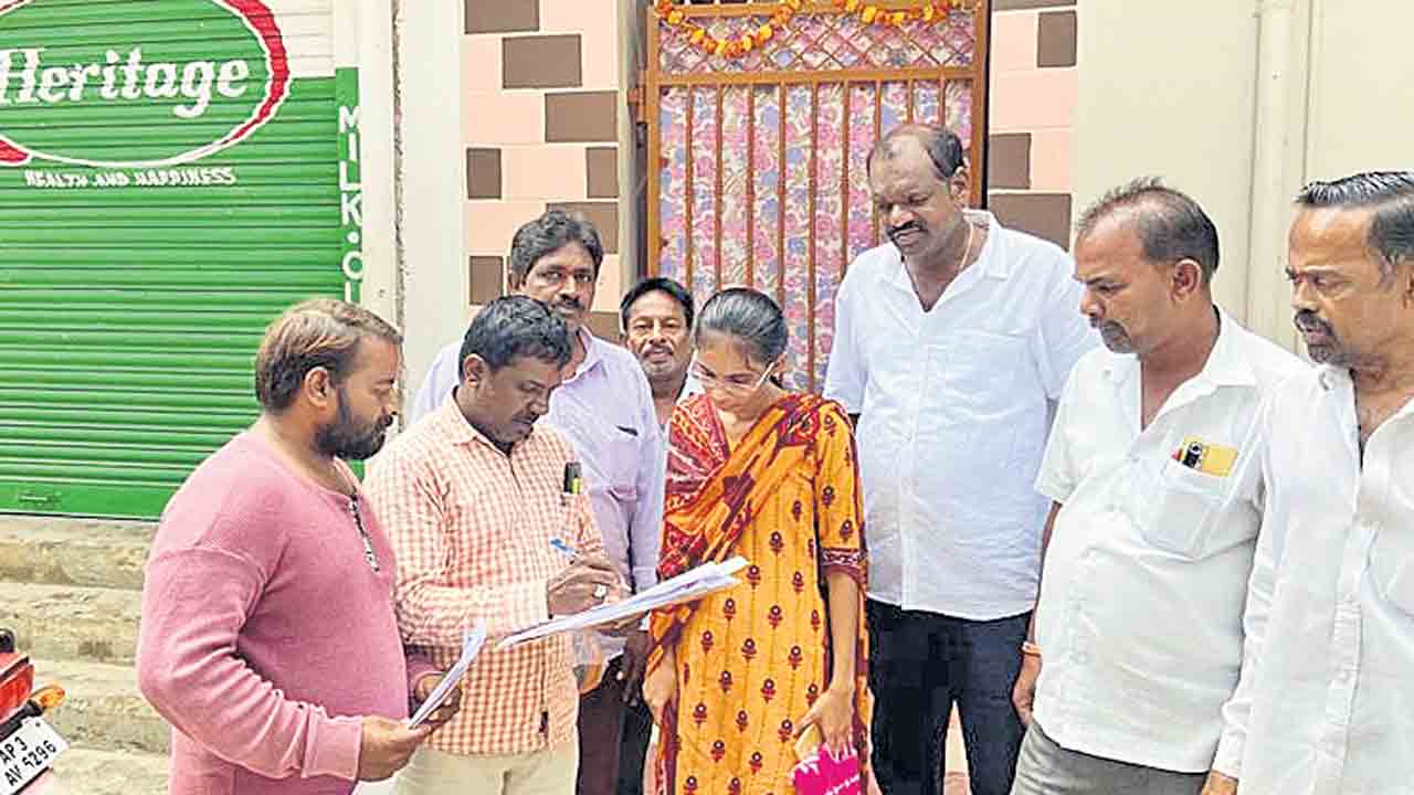 డబుల్‌ బెడ్‌రూమ్‌ దరఖాస్తుల పరిశీలన