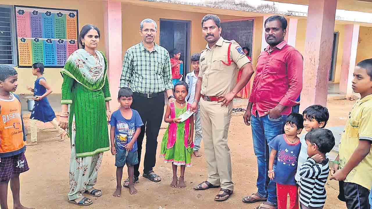 నిజాయితీని చాటిన చిన్నారులు