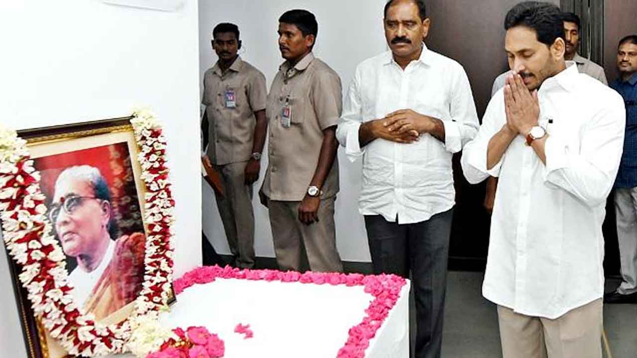 ఆంధ్రకేసరి టంగుటూరికి ప్రముఖుల నివాళి