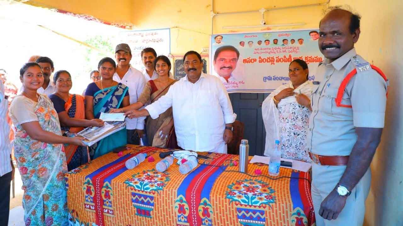 లబ్ధిదారుల వద్దకే సంక్షేమ ఫలాలు