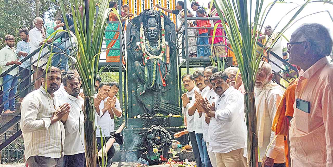 శనైశ్చరాలయంలో భక్తజన సందోహం