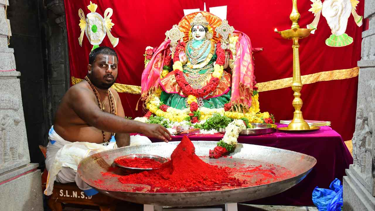 యాదాద్రిలోభక్తజన కోలాహలం