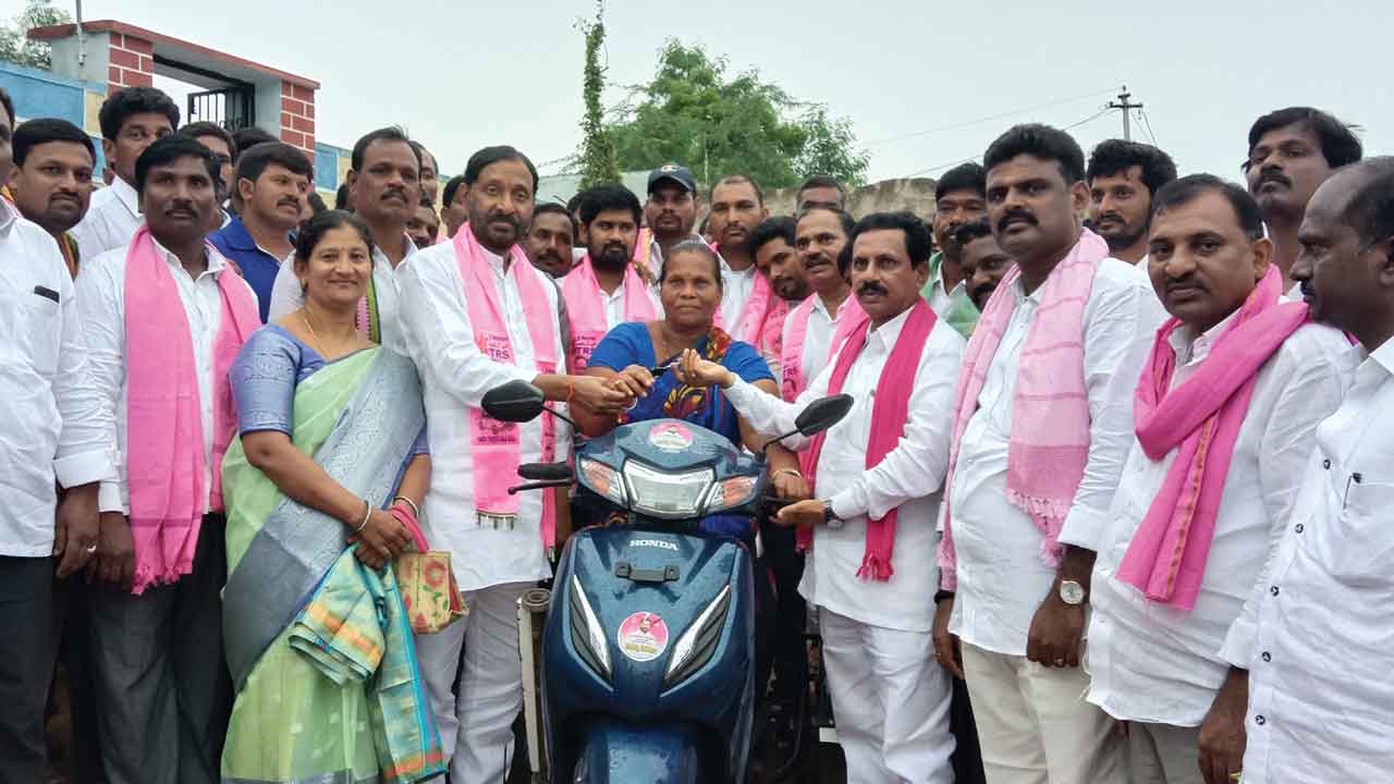 మునుగోడు ప్రజల ఆత్మగౌరవాన్ని రాజగోపాల్‌రెడ్డి ఢిల్లీలో తాకట్టు పెట్టిండు