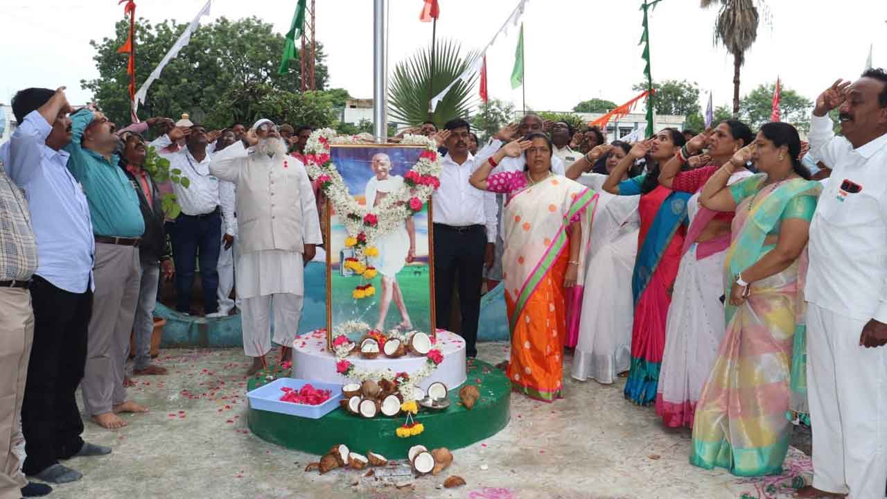 మువ్వన్నెల జెండా రెపరెపలు