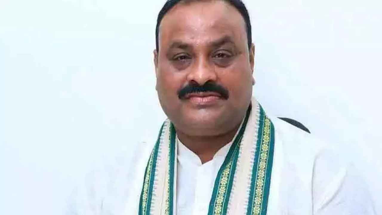 ఏపీలో ఉపాధి లేక వలస పోతున్న యువత : అచ్చెన్నాయుడు