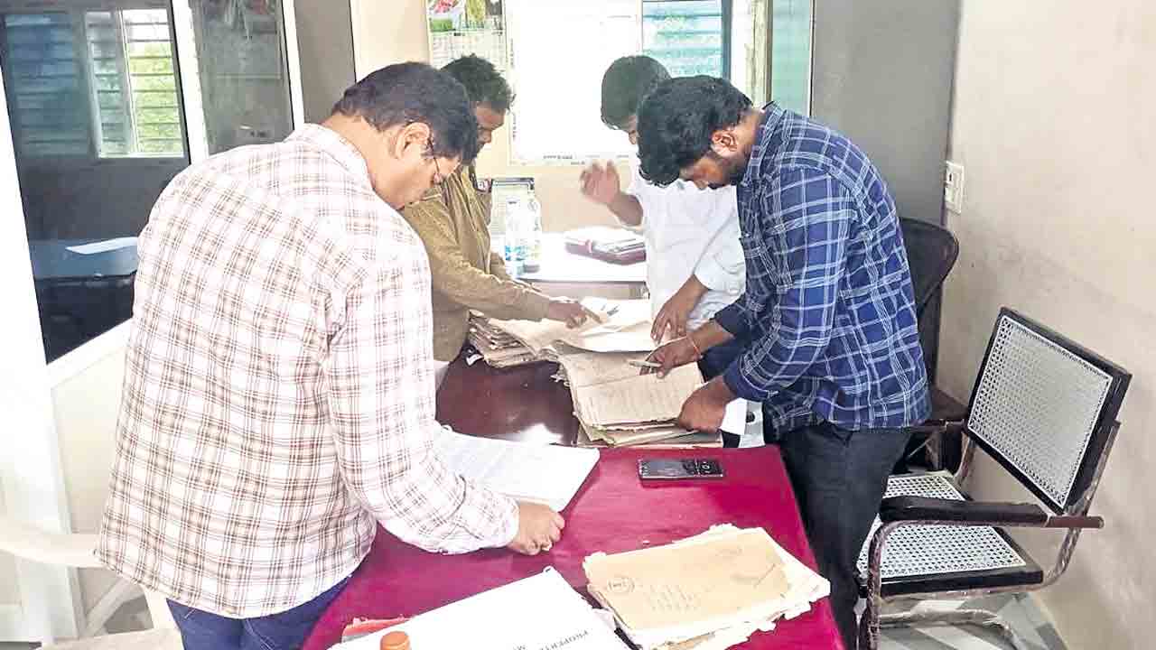 మామడ తహసీల్దార్‌ కార్యాలయంలో ఏసీబీ సోదాలు