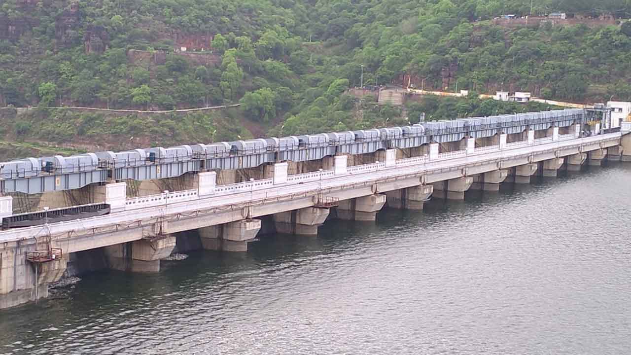 ప్రాజెక్టులకు స్థిరంగా వరద