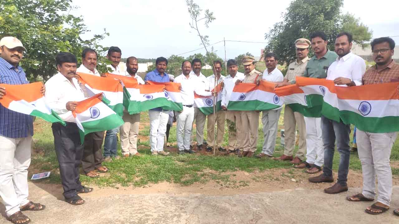 లక్ష్యానికి మించి.. నాటుకున్న మొక్కలు